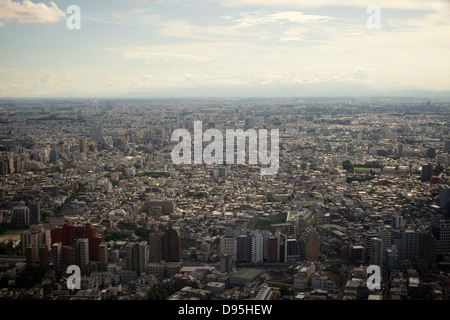 Lo skyline di Tokyo come si vede dall'Osservatorio presso il Governo Metropolitano di Tokyo edificio Foto Stock