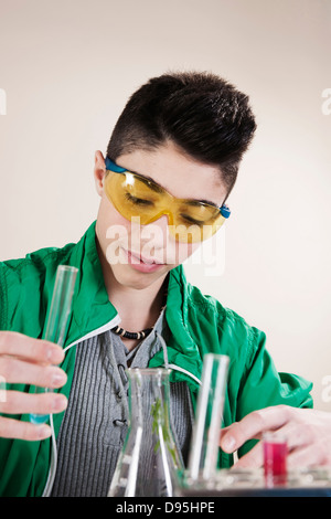 Ragazzo che indossa gli occhiali di protezione con provette, Mannheim, Baden-Württemberg, Germania Foto Stock