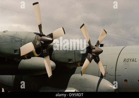 La dritta motori di un Royal Australian Air Force C-130 Hercules velivoli da trasporto. Foto Stock