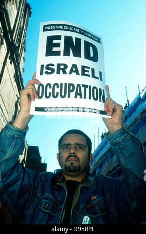 Demo al di fuori dell Ambasciata di Israele a Londra contro le incursioni in territorio palestinese, 6 aprile 2002, Londra, Regno Unito. Foto Stock