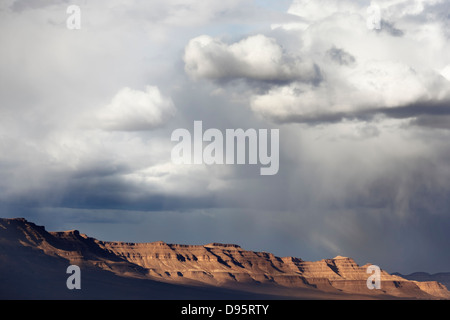 Jebel Kissane montagna con nuvoloso cielo piovoso e le ombre profonde. Foto Stock