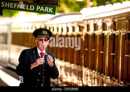 La ferrovia Bluebell in East Sussex, Regno Unito. Il primo standard guage conservazione Steam Railway. Una guardia di Horsted Keynes platform Foto Stock