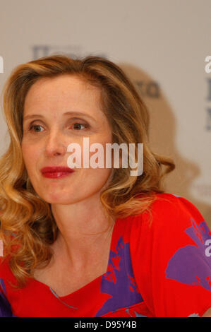 Atene, Grecia. 12 Giugno, 2013. L'attrice francese/ membro del cast Julie Delpy e attore statunitense , membro del cast ETHAN HAWKE dare una conferenza stampa per il film " prima di mezzanotte'' all'Hotel Grand Bretagne. Credito: Credito: Aristidis Vafeiadakis/ZUMAPRESS.com/Alamy Live News Foto Stock