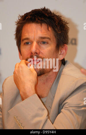 Atene, Grecia. 12 Giugno, 2013. L'attrice francese/ membro del cast Julie Delpy e attore statunitense , membro del cast ETHAN HAWKE dare una conferenza stampa per il film " prima di mezzanotte'' all'Hotel Grand Bretagne. Credito: Credito: Aristidis Vafeiadakis/ZUMAPRESS.com/Alamy Live News Foto Stock