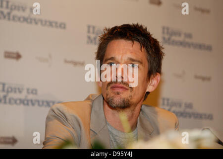 Atene, Grecia. 12 Giugno, 2013. L'attrice francese/ membro del cast Julie Delpy e attore statunitense , membro del cast ETHAN HAWKE dare una conferenza stampa per il film " prima di mezzanotte'' all'Hotel Grand Bretagne. Credito: Credito: Aristidis Vafeiadakis/ZUMAPRESS.com/Alamy Live News Foto Stock