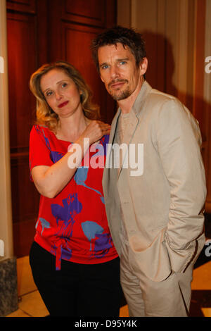Atene, Grecia. 12 Giugno, 2013. L'attrice francese/ membro del cast Julie Delpy e attore statunitense , membro del cast ETHAN HAWKE dare una conferenza stampa per il film " prima di mezzanotte'' all'Hotel Grand Bretagne. Credito: Credito: Aristidis Vafeiadakis/ZUMAPRESS.com/Alamy Live News Foto Stock