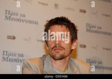 Atene, Grecia. 12 Giugno, 2013. L'attrice francese/ membro del cast Julie Delpy e attore statunitense , membro del cast ETHAN HAWKE dare una conferenza stampa per il film " prima di mezzanotte'' all'Hotel Grand Bretagne. Credito: Credito: Aristidis Vafeiadakis/ZUMAPRESS.com/Alamy Live News Foto Stock