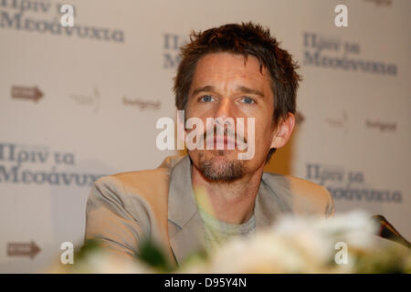 Atene, Grecia. 12 Giugno, 2013. L'attrice francese/ membro del cast Julie Delpy e attore statunitense , membro del cast ETHAN HAWKE dare una conferenza stampa per il film " prima di mezzanotte'' all'Hotel Grand Bretagne. Credito: Credito: Aristidis Vafeiadakis/ZUMAPRESS.com/Alamy Live News Foto Stock