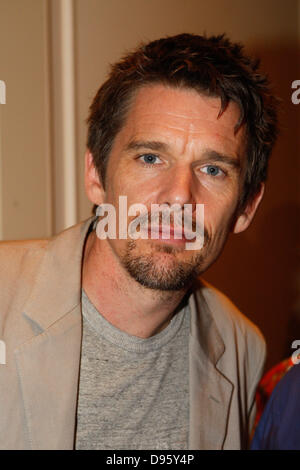 Atene, Grecia. 12 Giugno, 2013. L'attrice francese/ membro del cast Julie Delpy e attore statunitense , membro del cast ETHAN HAWKE dare una conferenza stampa per il film " prima di mezzanotte'' all'Hotel Grand Bretagne. Credito: Credito: Aristidis Vafeiadakis/ZUMAPRESS.com/Alamy Live News Foto Stock