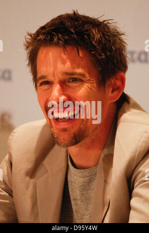 Atene, Grecia. 12 Giugno, 2013. L'attrice francese/ membro del cast Julie Delpy e attore statunitense , membro del cast ETHAN HAWKE dare una conferenza stampa per il film " prima di mezzanotte'' all'Hotel Grand Bretagne. Credito: Credito: Aristidis Vafeiadakis/ZUMAPRESS.com/Alamy Live News Foto Stock