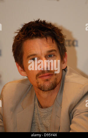 Atene, Grecia. 12 Giugno, 2013. L'attrice francese/ membro del cast Julie Delpy e attore statunitense , membro del cast ETHAN HAWKE dare una conferenza stampa per il film " prima di mezzanotte'' all'Hotel Grand Bretagne. Credito: Credito: Aristidis Vafeiadakis/ZUMAPRESS.com/Alamy Live News Foto Stock