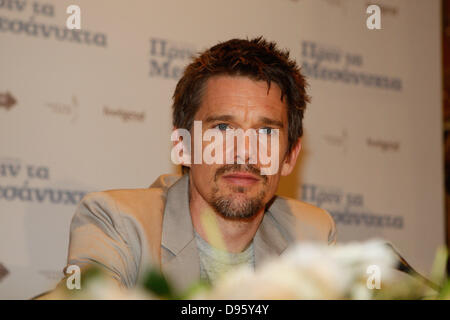 Atene, Grecia. 12 Giugno, 2013. L'attrice francese/ membro del cast Julie Delpy e attore statunitense , membro del cast ETHAN HAWKE dare una conferenza stampa per il film " prima di mezzanotte'' all'Hotel Grand Bretagne. Credito: Credito: Aristidis Vafeiadakis/ZUMAPRESS.com/Alamy Live News Foto Stock