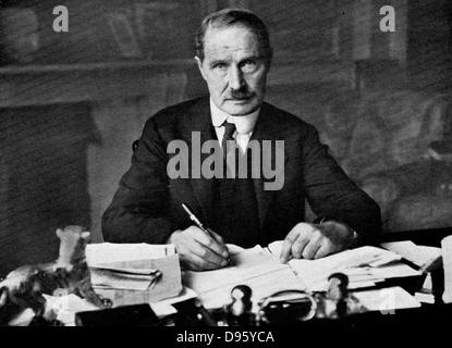 Arthur Bonar diritto (1858-1923) canadese nato unionista scozzese più. Il Primo Ministro inglese 1922-1923. Bonar legge alla sua scrivania. Foto Stock