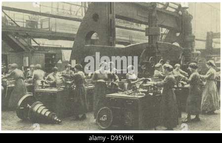 La prima guerra mondiale: donne lavoratori munizioni a Krupps, Essen, Germania. Foto Stock