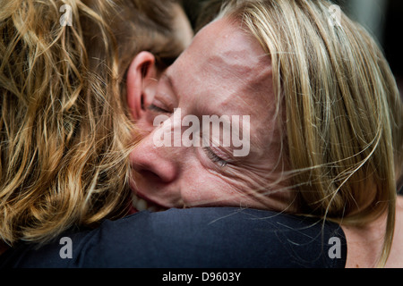 Madre e figlia che abbraccia prima di troncatura Foto Stock