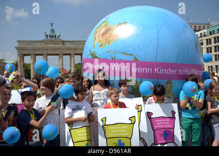 Berlino, Germania. 12 Giugno, 2013. Bambini e adulti ruotare un pieno di aria globe durante un evento di beneficenza per bambini Kindernothilfe organizzazione in occasione della Giornata mondiale contro il lavoro minorile a Pariser Platz a Berlino, Germania, 12 giugno 2013. Foto: RAINER JENSEN/dpa/Alamy Live News Foto Stock