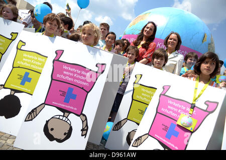 Berlino, Germania. 12 Giugno, 2013. Christina Rau (R, in bianco), rappresentante dei bambini carità organizzazione Kindernothilfe e attrice Natalia Woerner prendere parte a un evento organizzato da Kindernothilfe in occasione della Giornata mondiale contro il lavoro minorile a Pariser Platz a Berlino, Germania, 12 giugno 2013. Foto: RAINER JENSEN/dpa/Alamy Live News Foto Stock