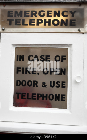 Telefono di emergenza nella parete di un locale stazione dei vigili del fuoco a Heacham, Norfolk. Foto Stock