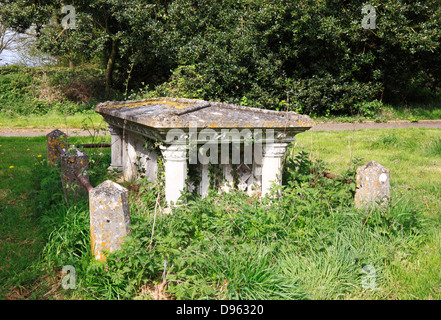 Un vecchio tavolo tomba nel cimitero a Strumpshaw, Norfolk, Inghilterra, Regno Unito. Foto Stock