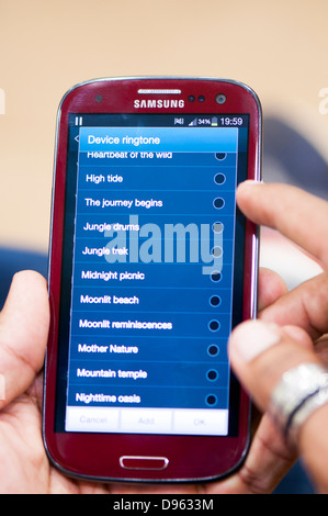 Impostazione suoneria sul telefono cellulare Foto Stock