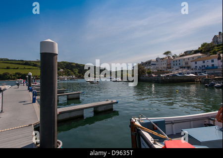 Salcombe, Devon, Inghilterra. 3 giugno 2013. Barche e yacht ormeggiati su pontoni a Salcombe compresi i maestri del porto di lancio. Foto Stock