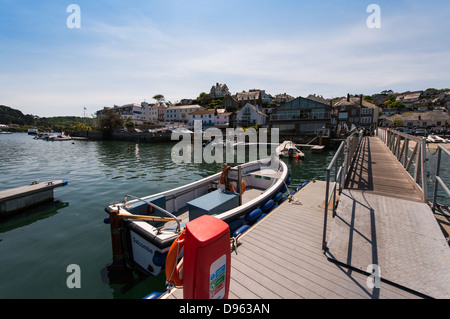 Salcombe, Devon, Inghilterra. 3 giugno 2013. Barche e yacht ormeggiati su pontoni a Salcombe compresi i maestri del porto di lancio. Foto Stock