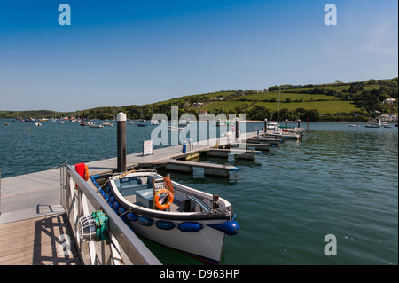 Salcombe, Devon, Inghilterra. 3 giugno 2013. Barche e yacht ormeggiati su pontoni a Salcombe compresi i maestri del porto di lancio. Foto Stock