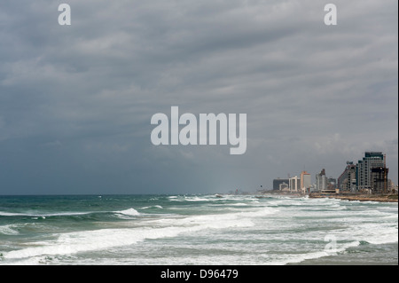 Tel Aviv skyline visto da sud - tempeste Foto Stock
