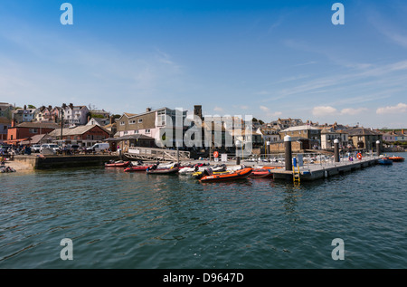 Salcombe, Devon, Inghilterra. 3 giugno 2013. Barche e yacht ormeggiati su pontoni a Salcombe compresi i maestri del porto di lancio. Foto Stock