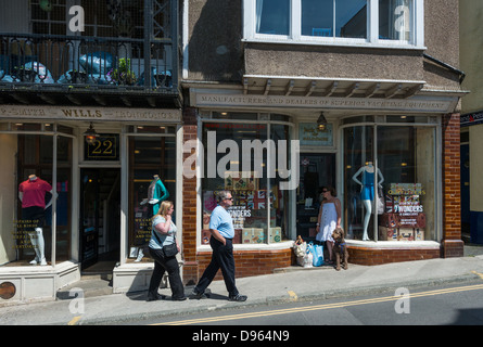 Salcombe, Devon, Inghilterra. 3 giugno 2013. Gli amanti dello shopping a Salcombe Town Center, centro. Foto Stock