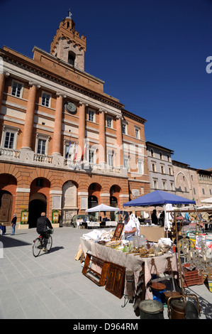 Italia, Umbria, Foligno, Piazza della Repubblica, mercato delle pulci e municipio Foto Stock