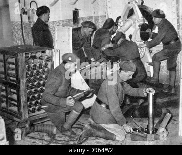 Guerra Mondiale 2: linea Maginot, Francese installazione difensiva. Truppe che lavorano in uno della metropolitana le torrette di artiglieria. Uomo in primo piano è utilizzando un tempo-fusibile setter. Inizio 1940. Foto Stock