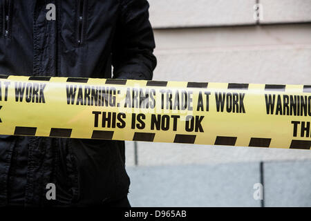 Londra, Regno Unito. Il 12 giugno 2013. SmashEDO e disarmare DSE in scena un piccolo segno di protesta intorno a Londra centrale Credito: Mario Mitsis / Alamy Live News Foto Stock