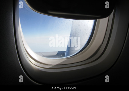 Una vista del cielo attraverso un British Airways aeromobili Boeing 777 finestra Foto Stock