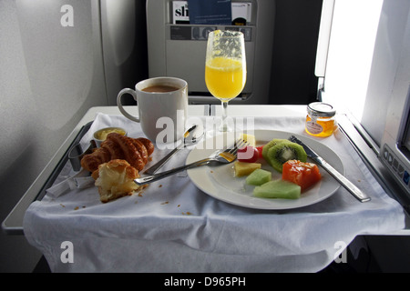 La prima colazione il cibo della compagnia aerea in British Airways Club Class su un Boeing 777 Foto Stock