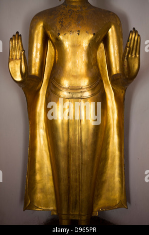 Chiostro esterna di Wat Pho tempio ha 400 Buddha acquistate dal Re Rama, Bangkok, Thailandia Foto Stock