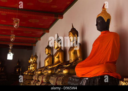 Chiostro esterna di Wat Pho tempio ha 400 Buddha acquistate dal Re Rama, Bangkok, Thailandia Foto Stock