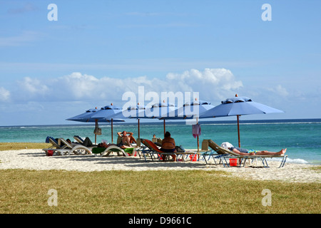 Spiaggia di scena a Flic en Flac sulla costa occidentale di Mauritius Foto Stock