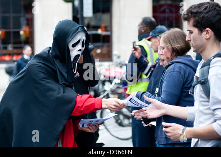 Londra, Regno Unito. Il 12 giugno 2013. I dimostranti prendere parte in una dimostrazione contro il militarismo e la violenza capitalista, in vista del vertice G8 Credito: Piero Cruciatti/Alamy Live News Foto Stock