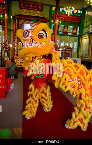 Le feste al di fuori di Wat Mangkon tempio durante il Nuovo Anno Cinese a Bangkok Foto Stock