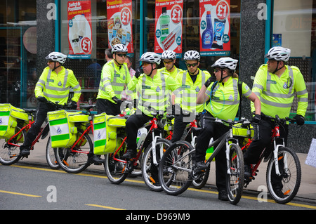 Scottish servizio ambulanza i ciclisti nel centro della città di Glasgow Foto Stock