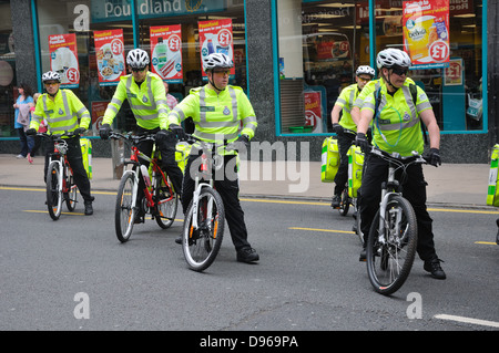 Scottish servizio ambulanza i ciclisti nel centro della città di Glasgow Foto Stock