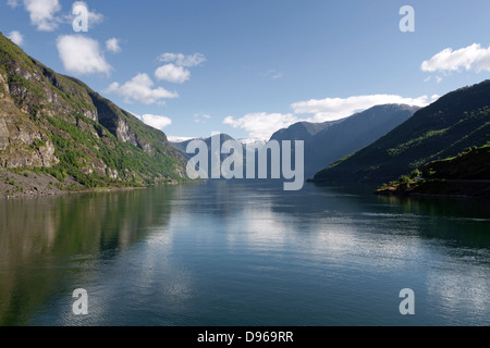 Guardando indietro da Flam sul Aurlandsfjord in Norvegia Foto Stock