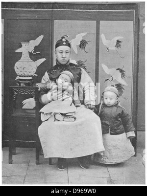 Pu-Yi (Hsuan T'ung - 1906-1967). Ultimo Imperatore della Cina 1908-1912 (a destra) con il suo padre e Regent, Principe Ch'ONU e il suo piccolo fratello Pu-Chieh. Foto Stock