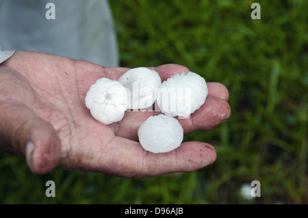 Ghiaccio sulla mano dopo una grande tempesta di grandine Foto Stock