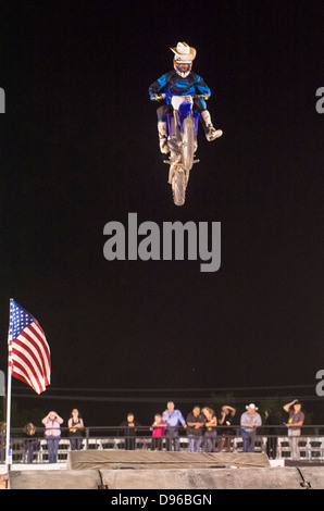 Unidentified rider dando motocross fmx dimostrazione come parte del Helldorado giorni rodeo in Las Vegas Foto Stock