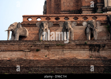 Gli elefanti decorare Wat Chedi Luang, Chiang Mai, Thailandia Foto Stock