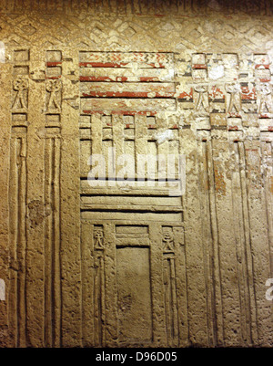 Falsa porta di Tjetji e sua moglie Debet. Calcare, la quarta o la quinta dinastia, circa 2500-2400 A.C. Dalla tomba di Tjetji a Giza. Questa porta proviene dalla stessa tomba. False porte erano il luogo principale per la realizzazione di offerte nell'antico regno. Una persona morta gli spiriti potrebbe passare attraverso la porta tra i mondi del decano e viventi. Il pannello centrale di questa porta scarpe e Tjeji Debet ricevere offerte, appaiono sui pannelli laterali con i loro figli. Foto Stock