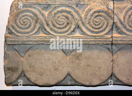 Le caratteristiche architettoniche del "Tesoro di Atreo' (circa 1350-1259 BC). Preso dalla tomba di Agamennone a Micene, Grecia. Il verde di calcare e di marmo rosso. Foto Stock