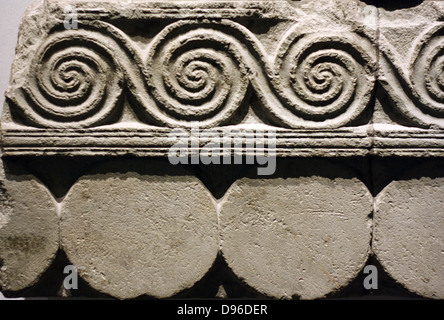 Le caratteristiche architettoniche del "Tesoro di Atreo' (circa 1350-1259 BC). Preso dalla tomba di Agamennone a Micene, Grecia. Il verde di calcare e di marmo rosso. Foto Stock